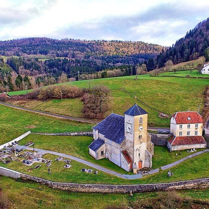 Photo de Église Saint-Sulpice de Laval-le-Prieuré et une croix