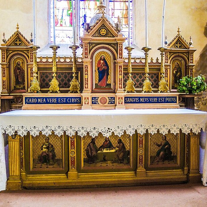 Photo de Église Saint-Sulpice de Laval-le-Prieuré et une croix