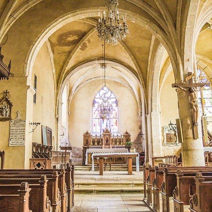 Photo de Église Saint-Sulpice de Laval-le-Prieuré et une croix