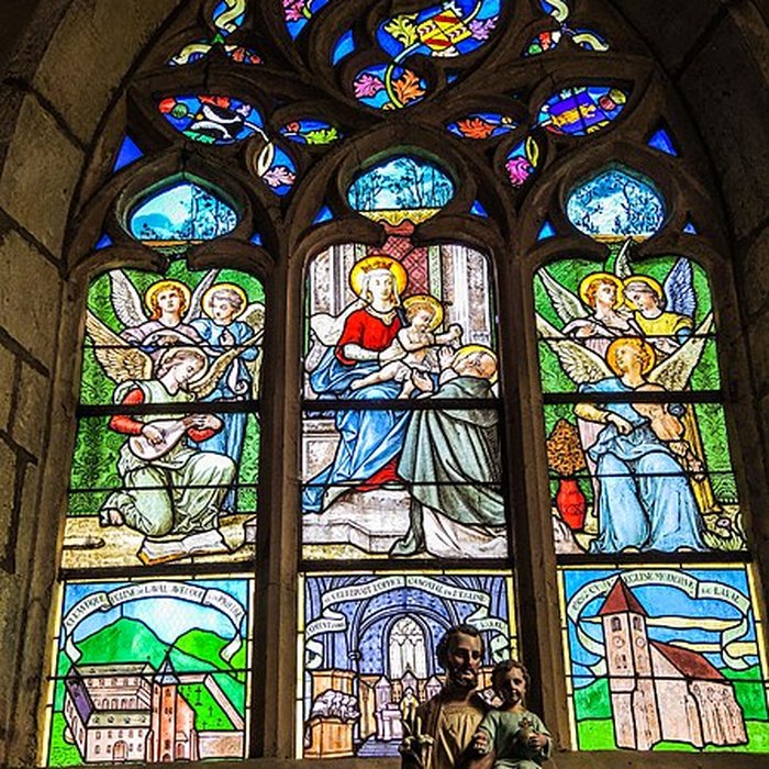 Photo de Église Saint-Sulpice de Laval-le-Prieuré et une croix
