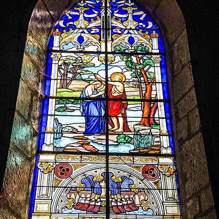 Photo de Église Saint-Sulpice de Laval-le-Prieuré et une croix