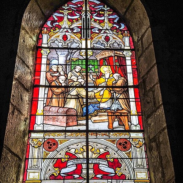 Photo de Église Saint-Sulpice de Laval-le-Prieuré et une croix