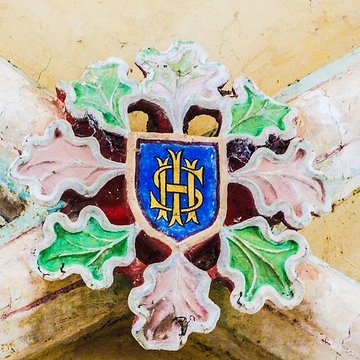 Église Saint-Sulpice de Laval-le-Prieuré et une croix