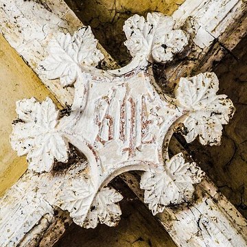 Église Saint-Sulpice de Laval-le-Prieuré et une croix