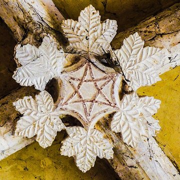 Église Saint-Sulpice de Laval-le-Prieuré et une croix