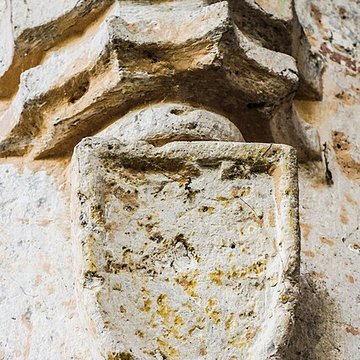 Église Saint-Sulpice de Laval-le-Prieuré et une croix