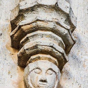 Église Saint-Sulpice de Laval-le-Prieuré et une croix