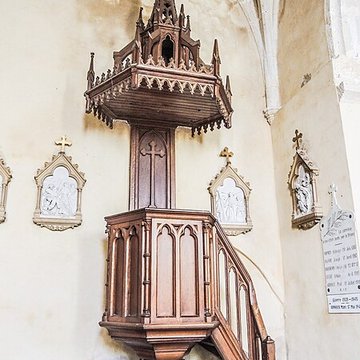 Église Saint-Sulpice de Laval-le-Prieuré et une croix
