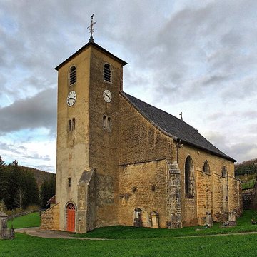 Église Saint-Sulpice de Laval-le-Prieuré et une croix