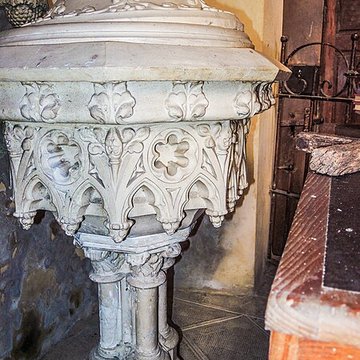 Église Saint-Sulpice de Laval-le-Prieuré et une croix