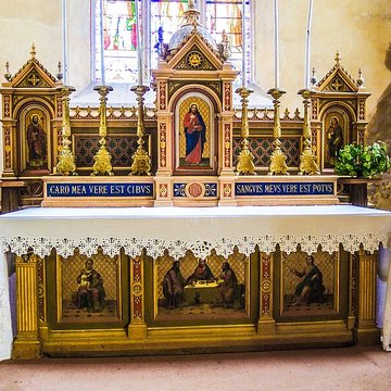 Église Saint-Sulpice de Laval-le-Prieuré et une croix
