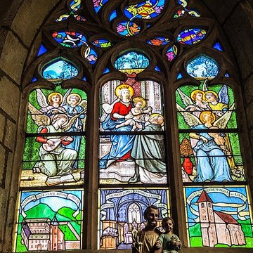 Église Saint-Sulpice de Laval-le-Prieuré et une croix