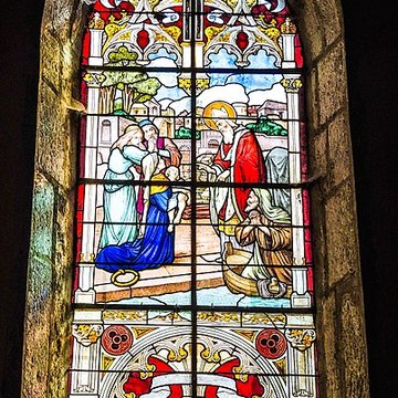 Église Saint-Sulpice de Laval-le-Prieuré et une croix