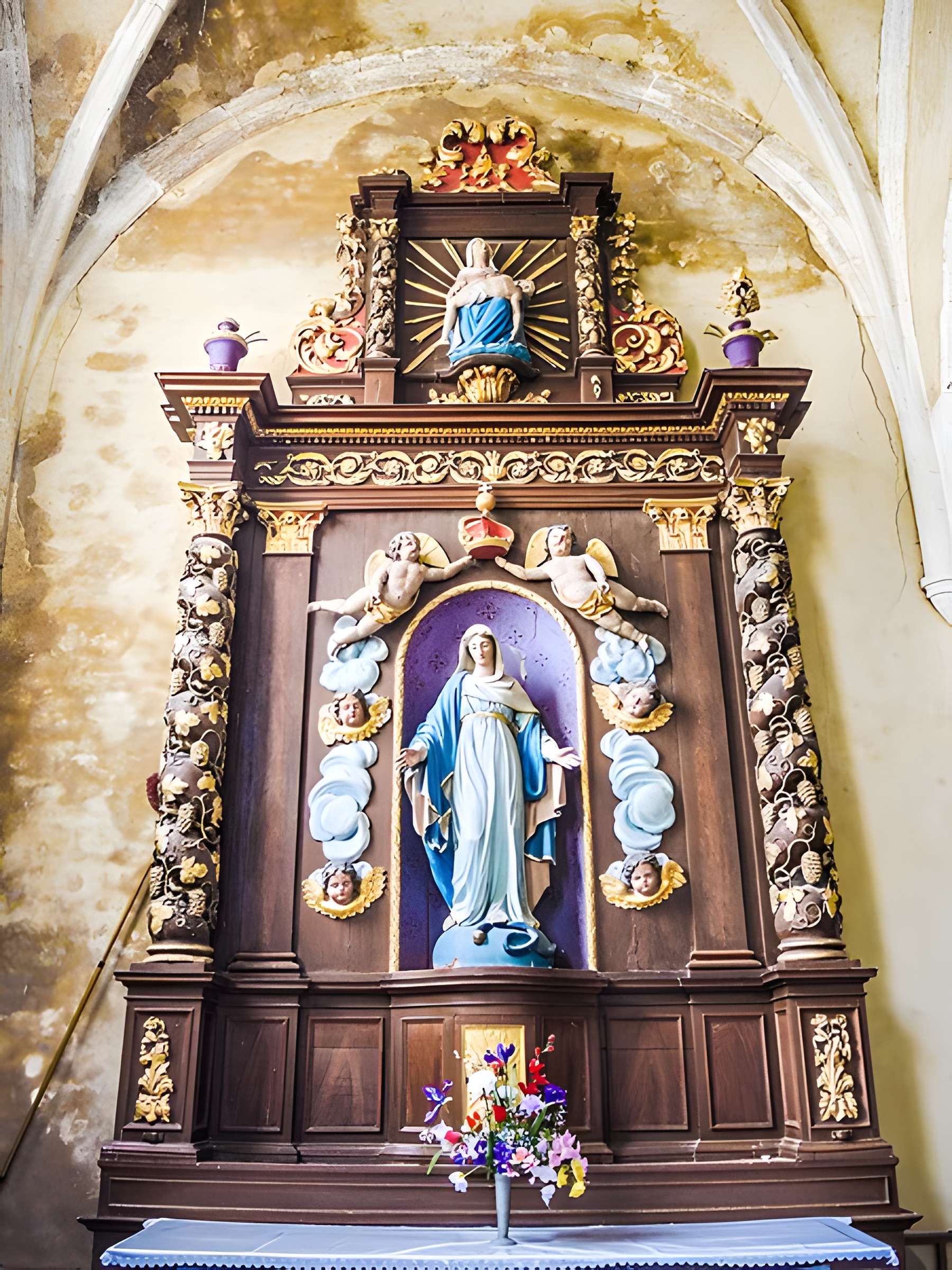 Église Saint-Sulpice de Laval-le-Prieuré et une croix