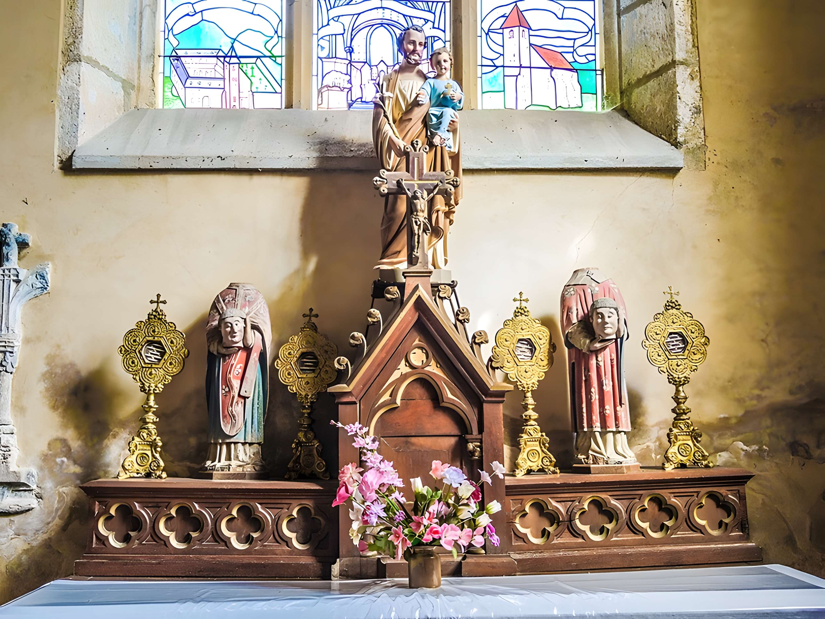 Église Saint-Sulpice de Laval-le-Prieuré et une croix