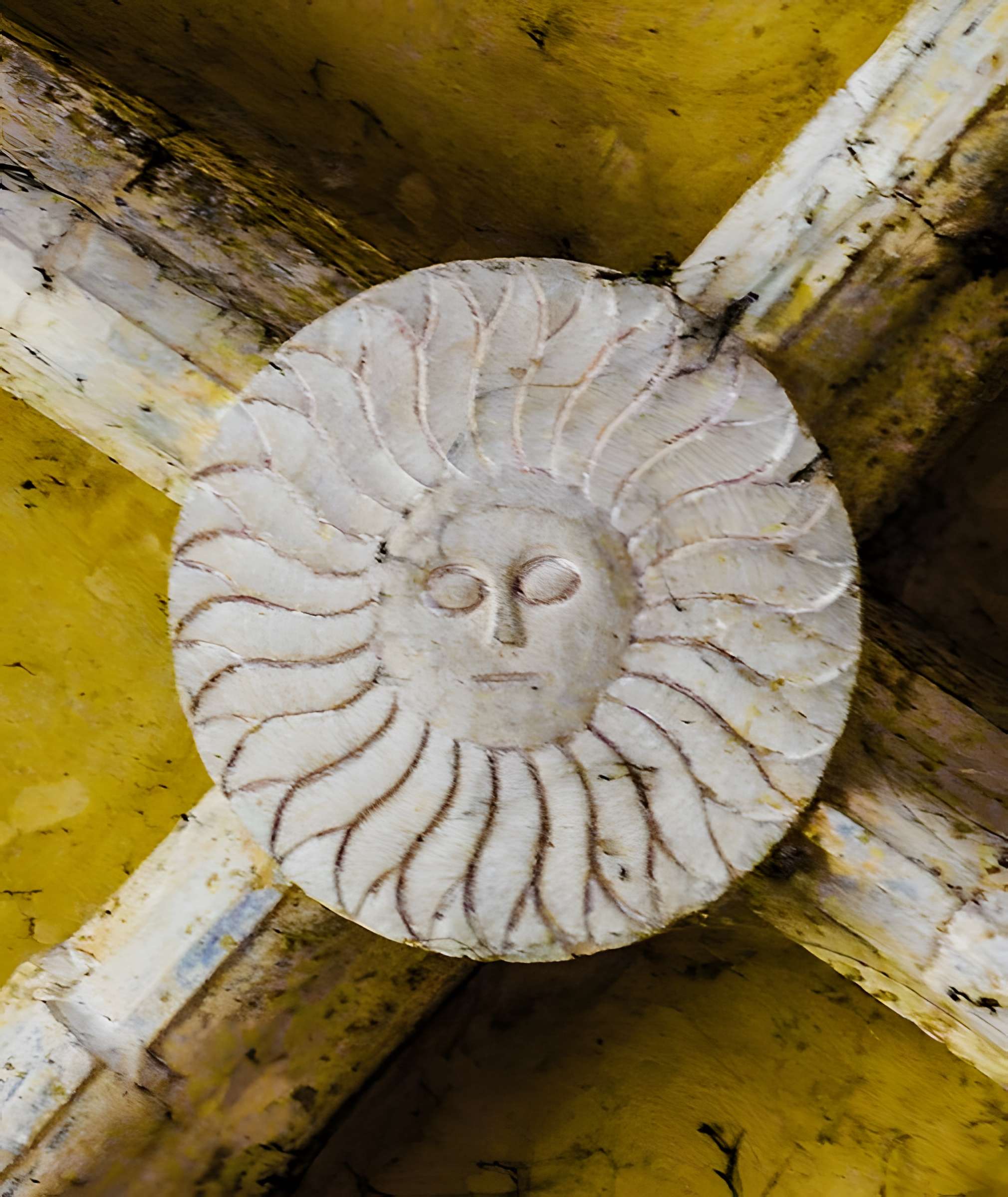 Église Saint-Sulpice de Laval-le-Prieuré et une croix