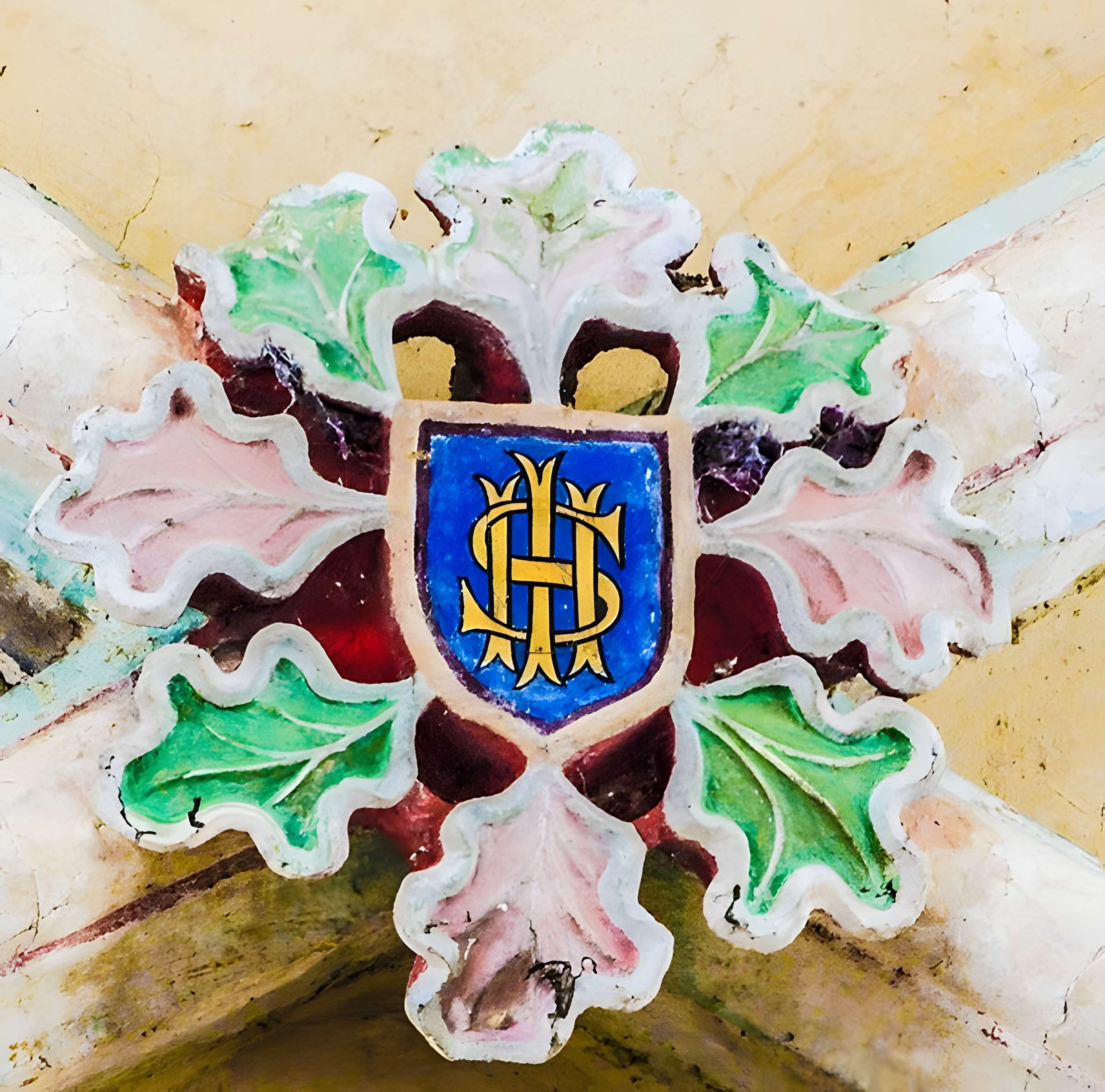 Église Saint-Sulpice de Laval-le-Prieuré et une croix