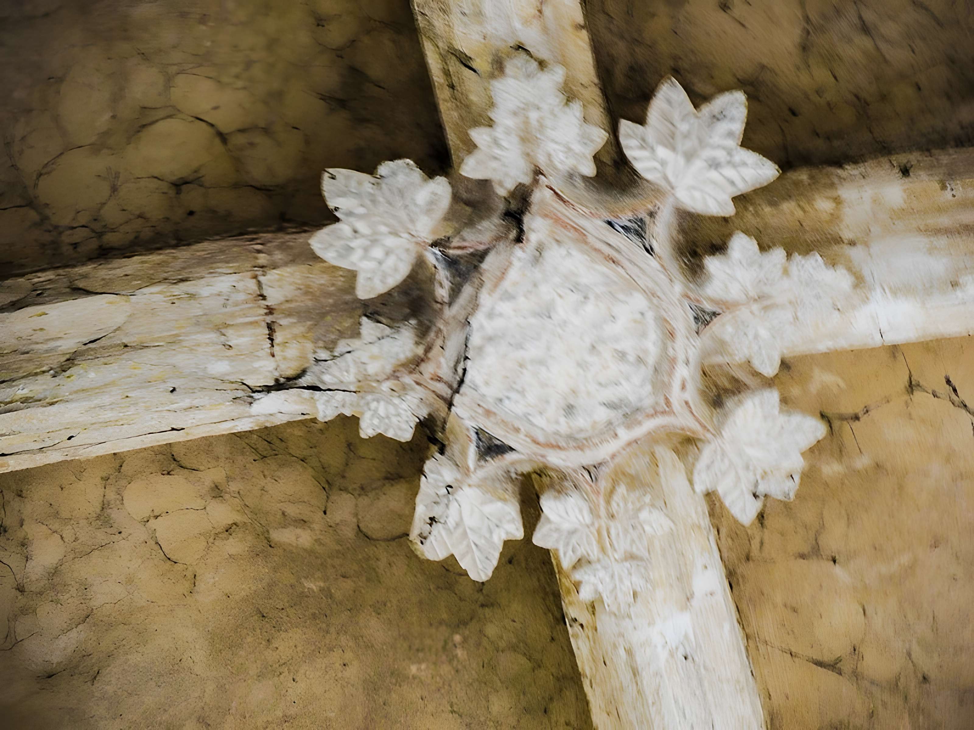 Église Saint-Sulpice de Laval-le-Prieuré et une croix