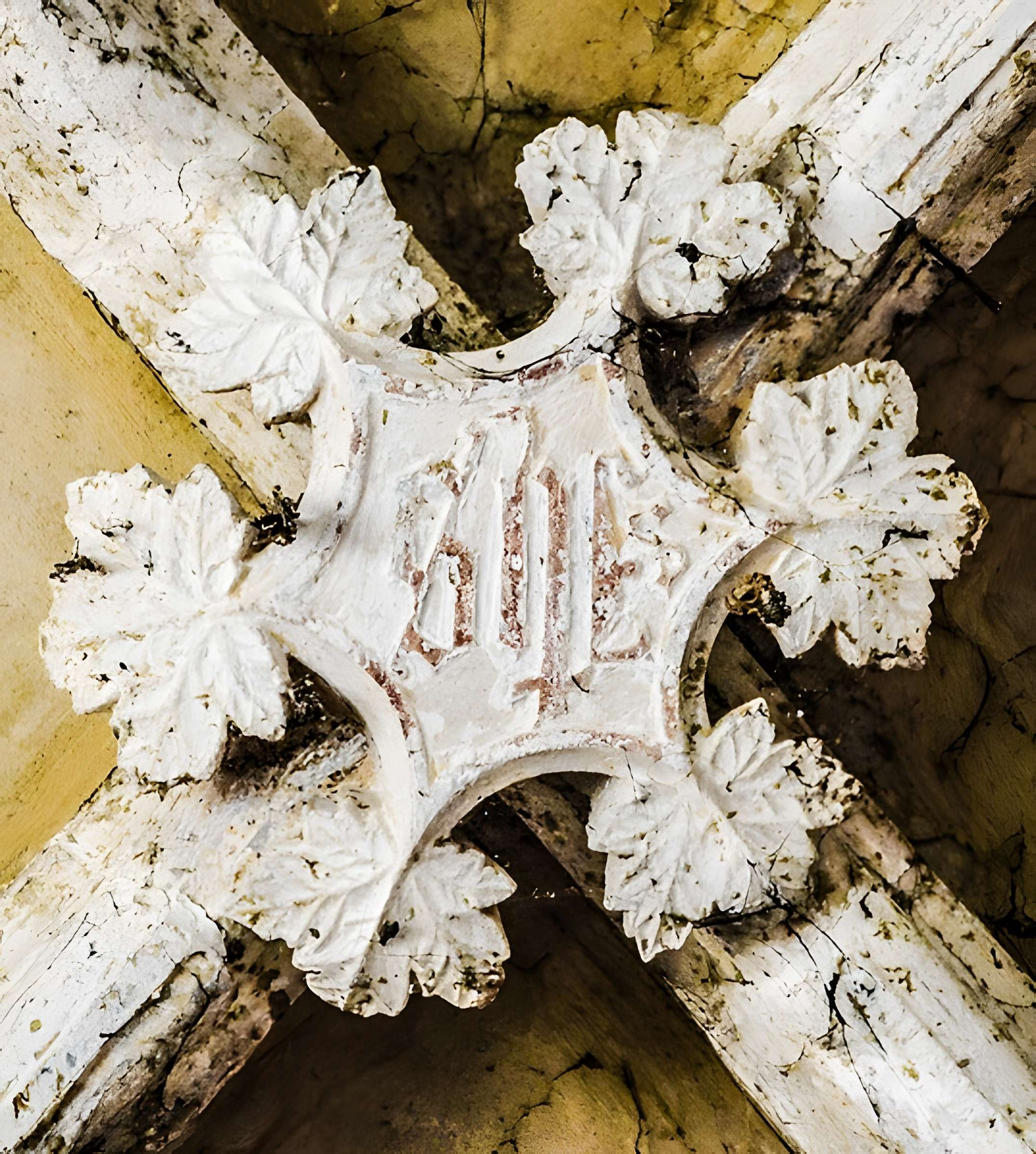 Église Saint-Sulpice de Laval-le-Prieuré et une croix