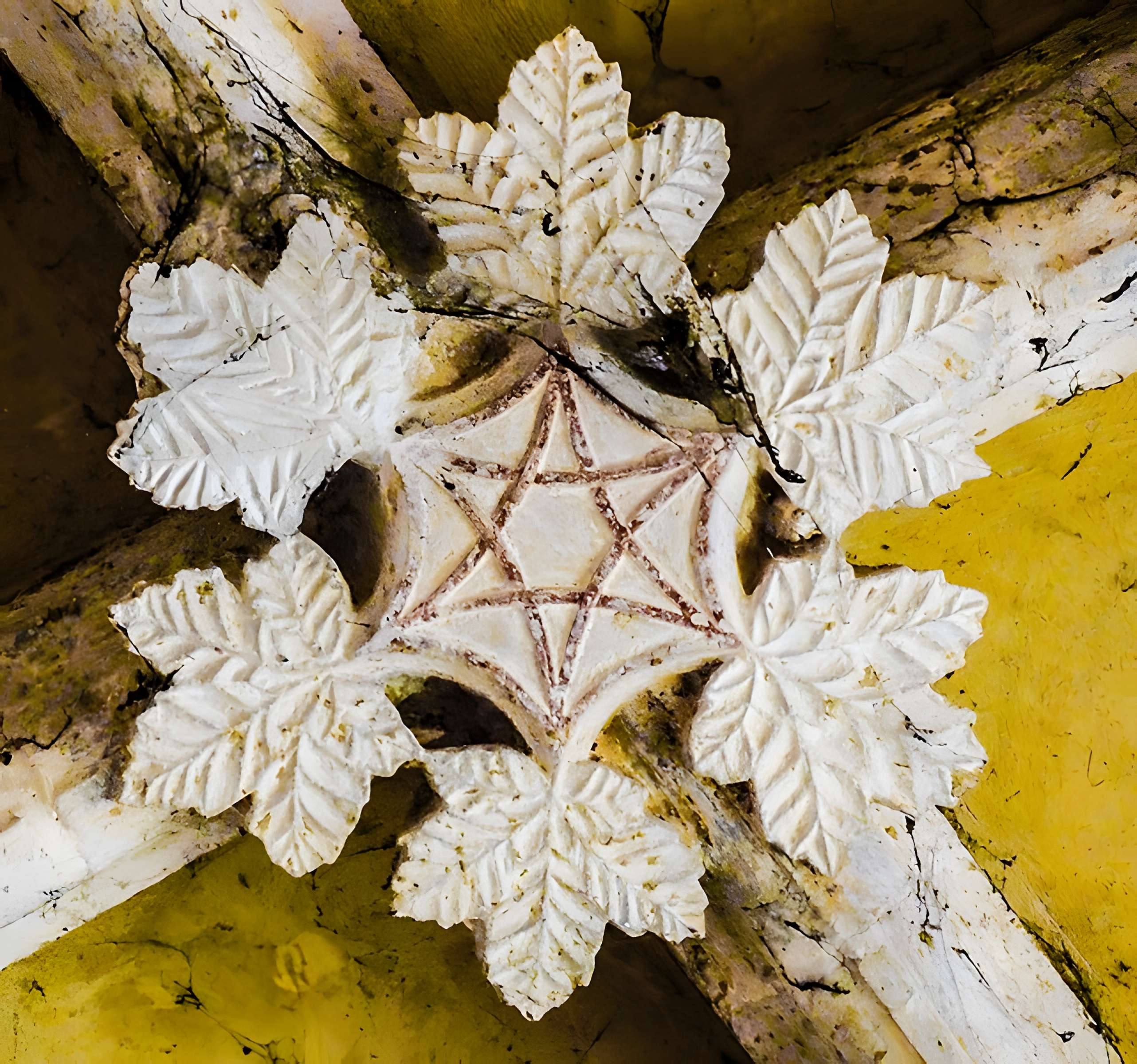 Église Saint-Sulpice de Laval-le-Prieuré et une croix