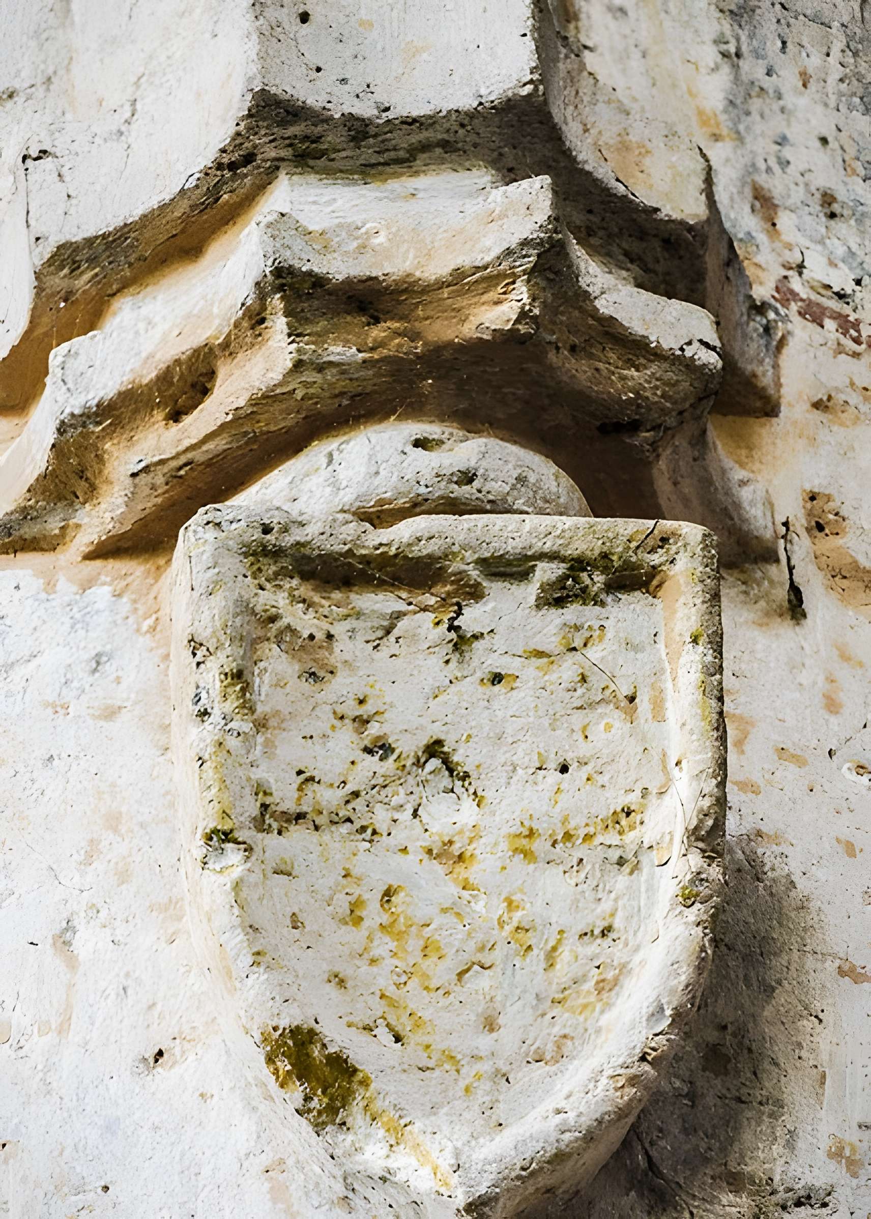 Église Saint-Sulpice de Laval-le-Prieuré et une croix