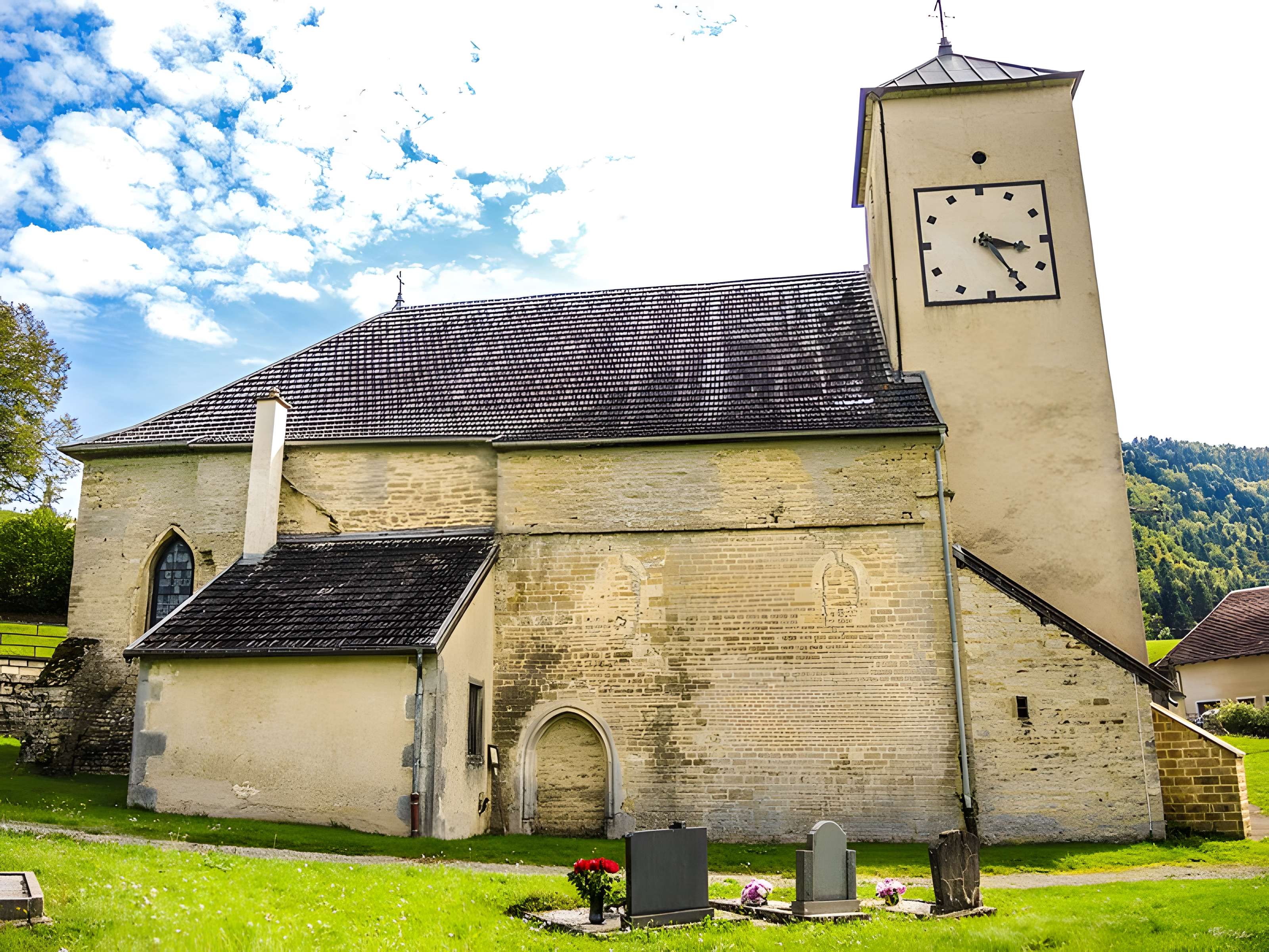 Église Saint-Sulpice de Laval-le-Prieuré et une croix