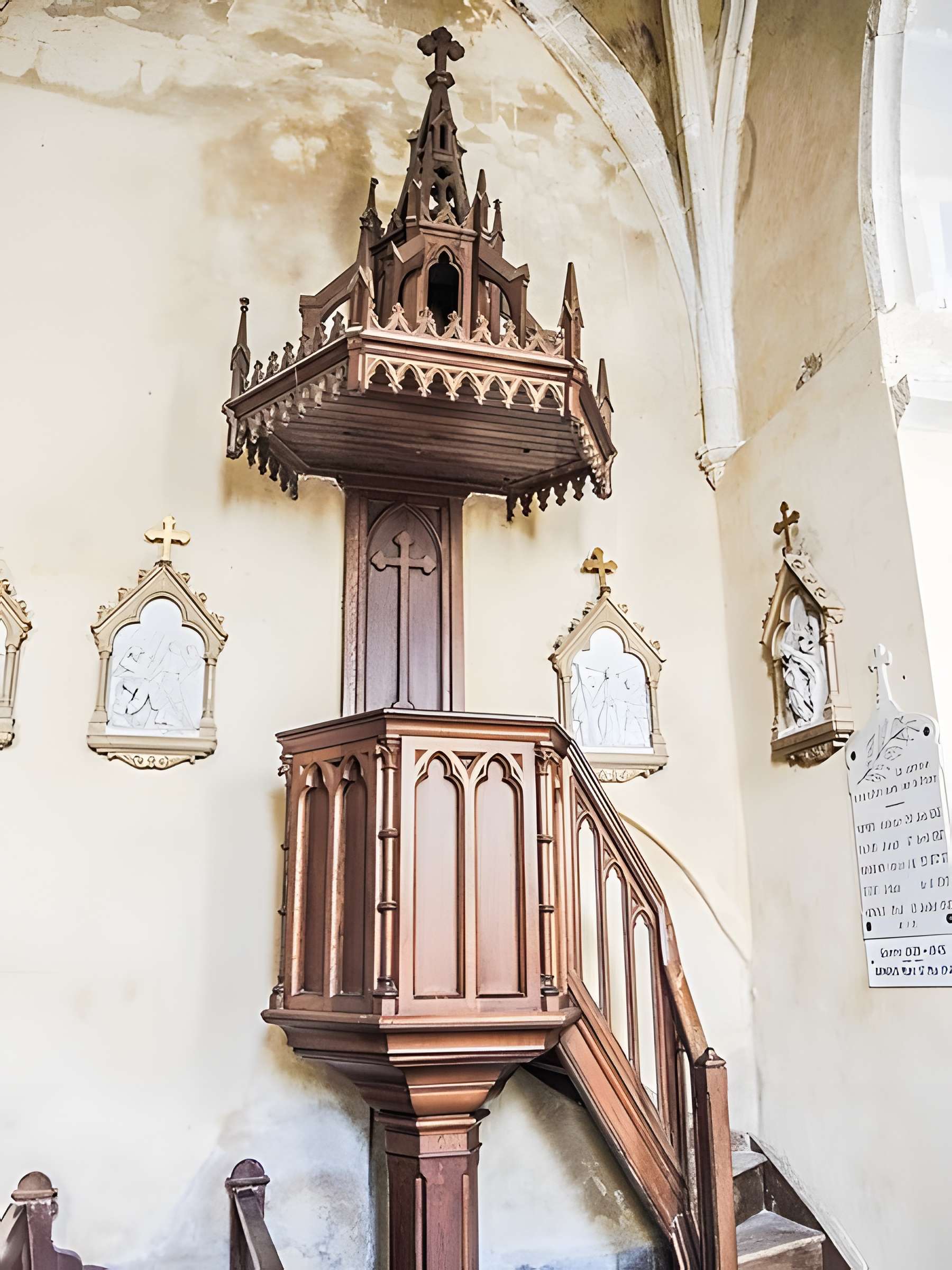 Église Saint-Sulpice de Laval-le-Prieuré et une croix
