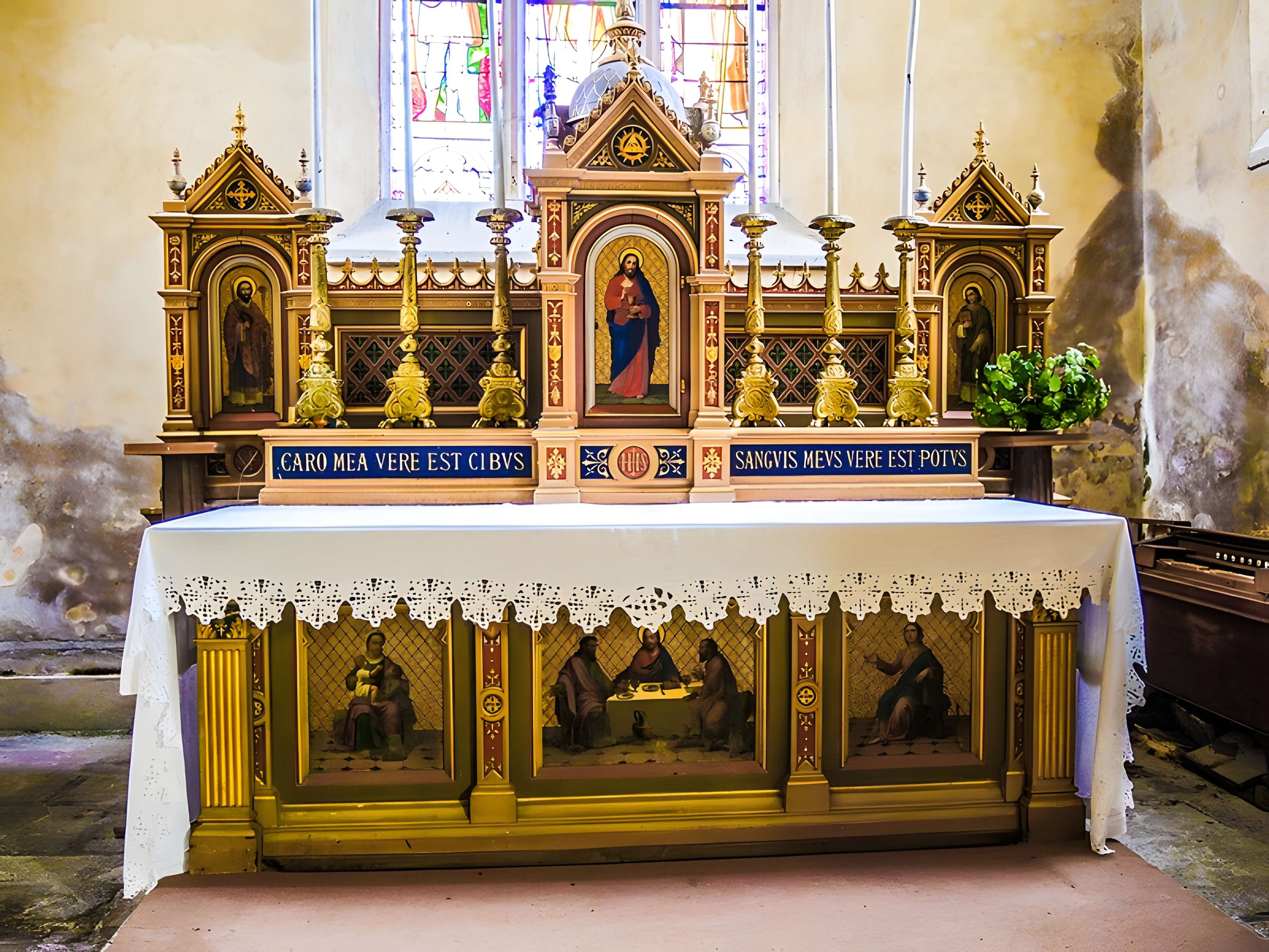 Église Saint-Sulpice de Laval-le-Prieuré et une croix