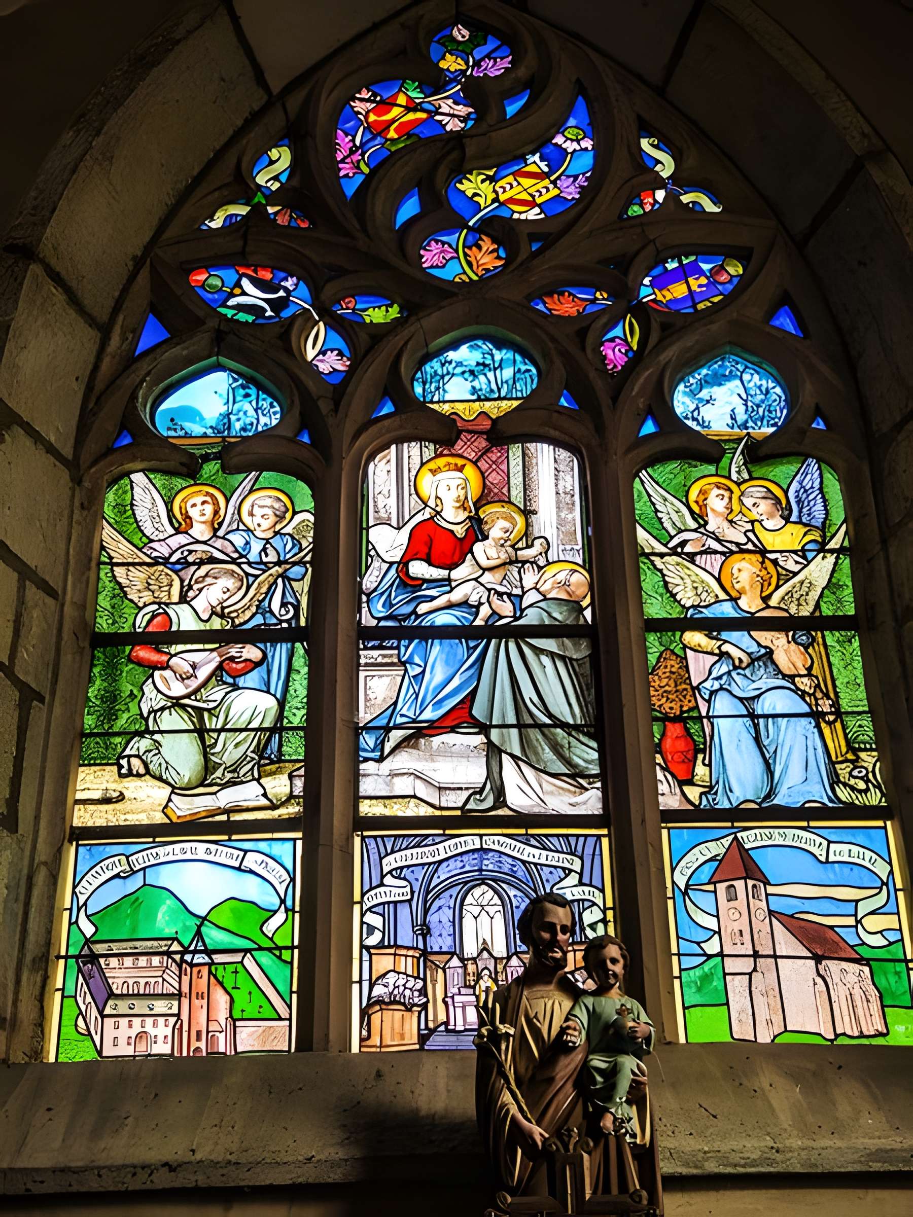Église Saint-Sulpice de Laval-le-Prieuré et une croix