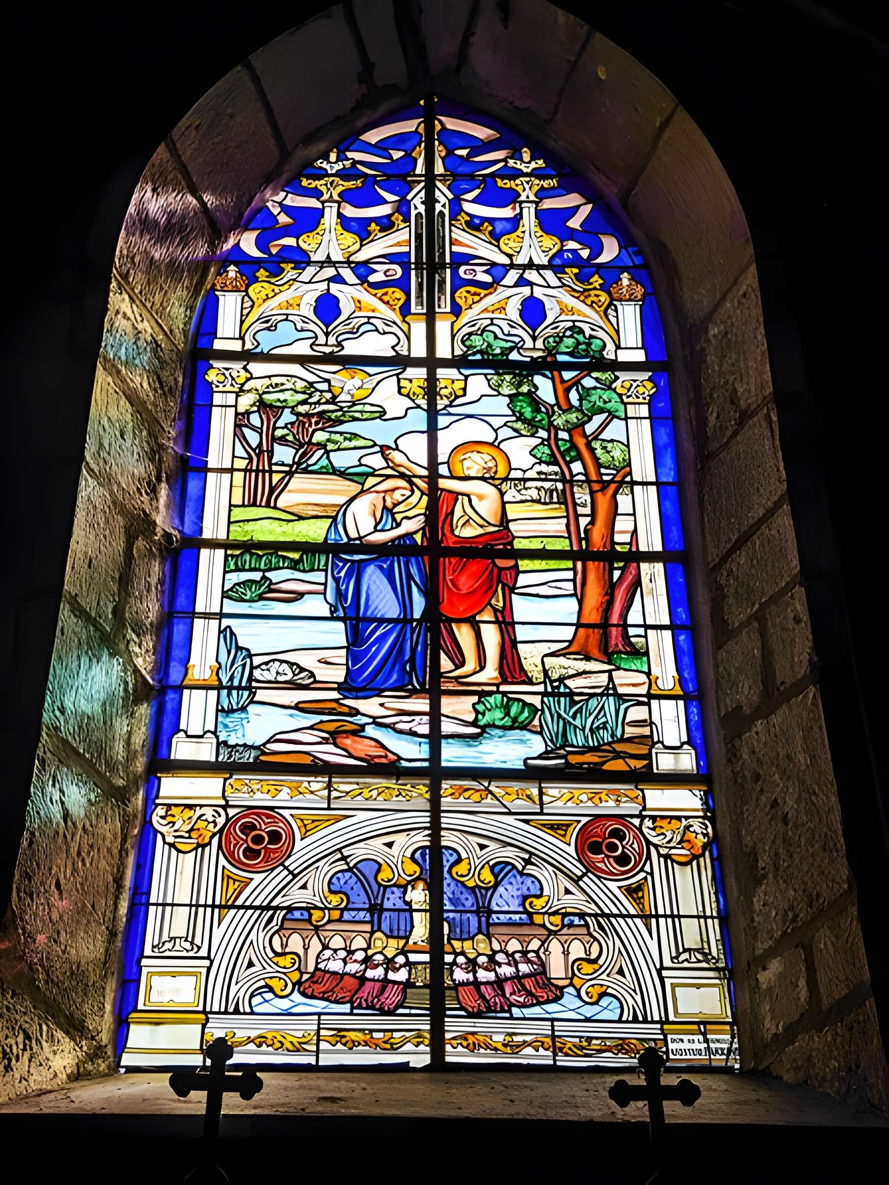 Église Saint-Sulpice de Laval-le-Prieuré et une croix