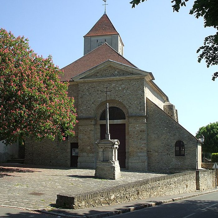Photo de Église Saint-Sulpice de Montsoult et une croix