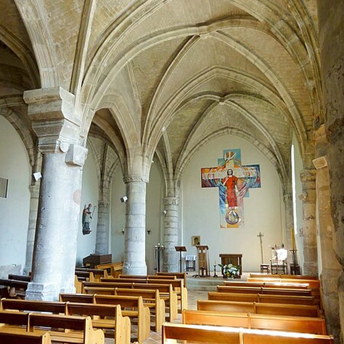 Photo de Église Saint-Sulpice de Montsoult et une croix
