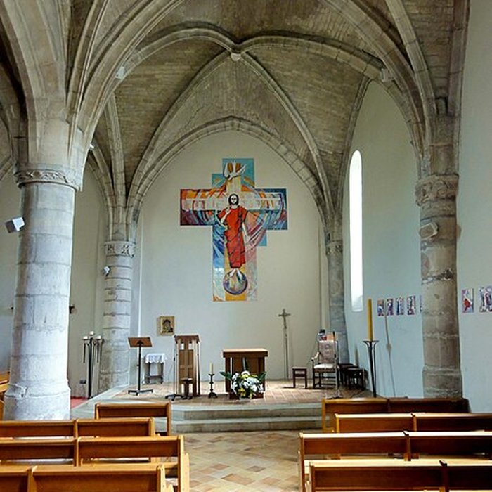 Photo de Église Saint-Sulpice de Montsoult et une croix