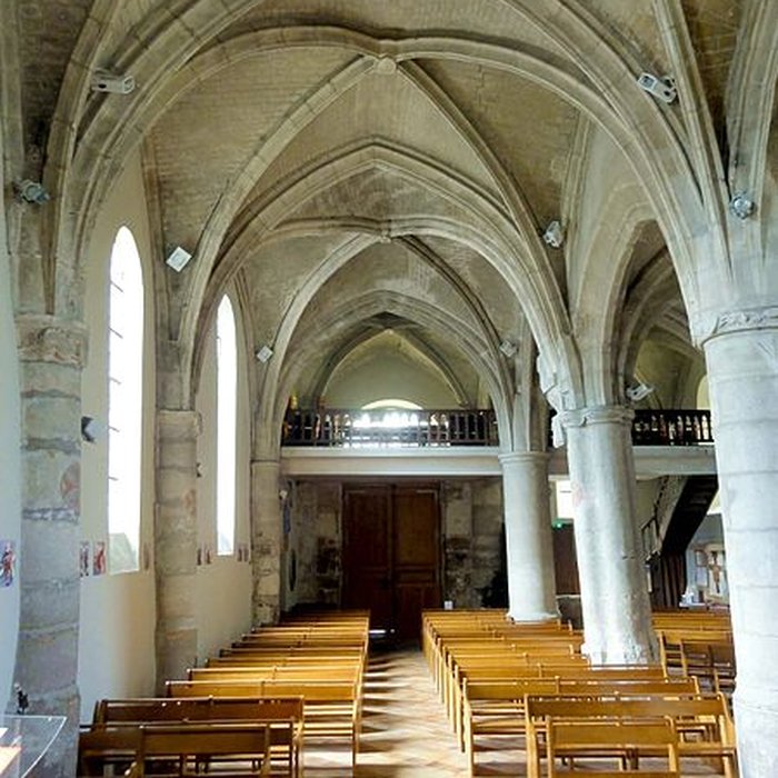 Photo de Église Saint-Sulpice de Montsoult et une croix