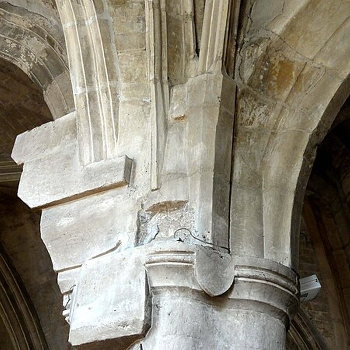 Photo de Église Saint-Sulpice de Montsoult et une croix