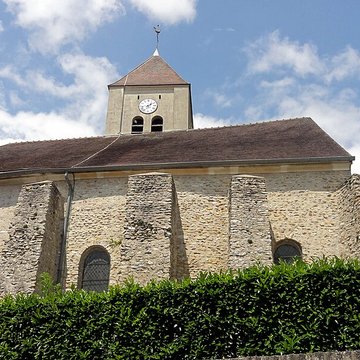 Église Saint-Sulpice de Montsoult et une croix