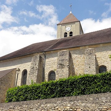Église Saint-Sulpice de Montsoult et une croix