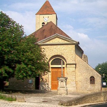 Église Saint-Sulpice de Montsoult et une croix