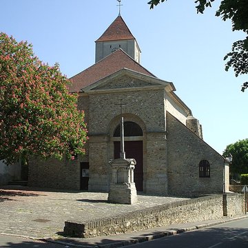 Église Saint-Sulpice de Montsoult et une croix