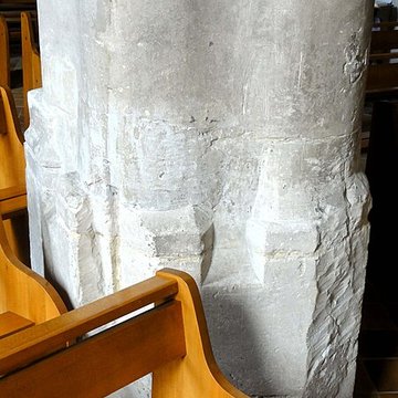 Église Saint-Sulpice de Montsoult et une croix