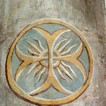 Église Saint-Sulpice de Montsoult et une croix