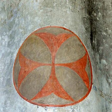 Église Saint-Sulpice de Montsoult et une croix