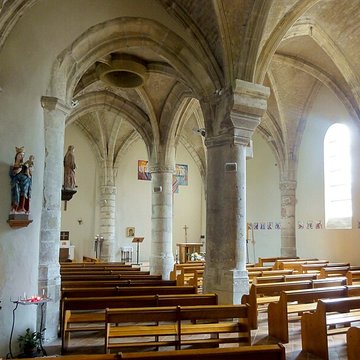 Église Saint-Sulpice de Montsoult et une croix