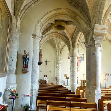 Église Saint-Sulpice de Montsoult et une croix