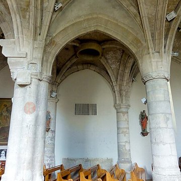Église Saint-Sulpice de Montsoult et une croix