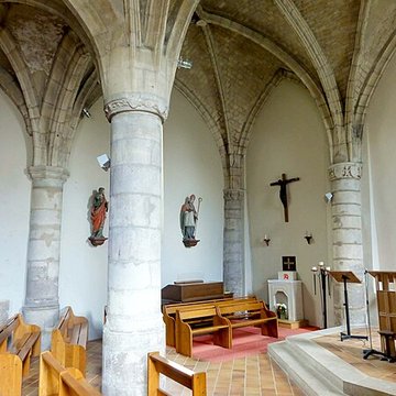 Église Saint-Sulpice de Montsoult et une croix