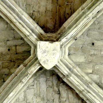 Église Saint-Sulpice de Montsoult et une croix