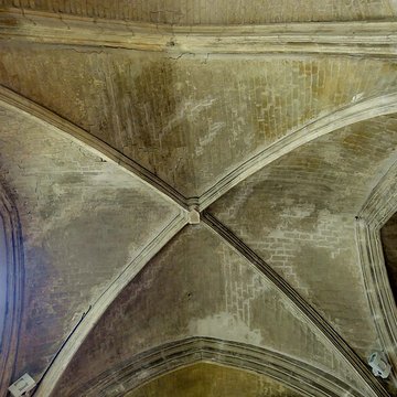 Église Saint-Sulpice de Montsoult et une croix