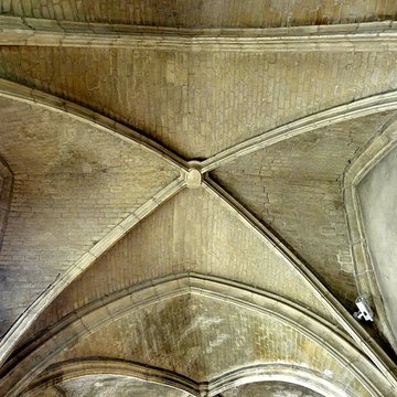 Église Saint-Sulpice de Montsoult et une croix