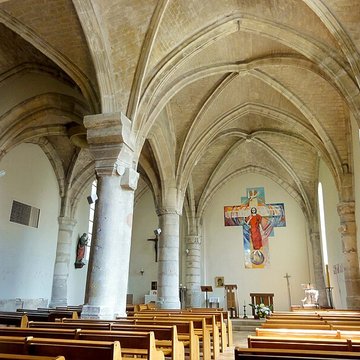 Église Saint-Sulpice de Montsoult et une croix